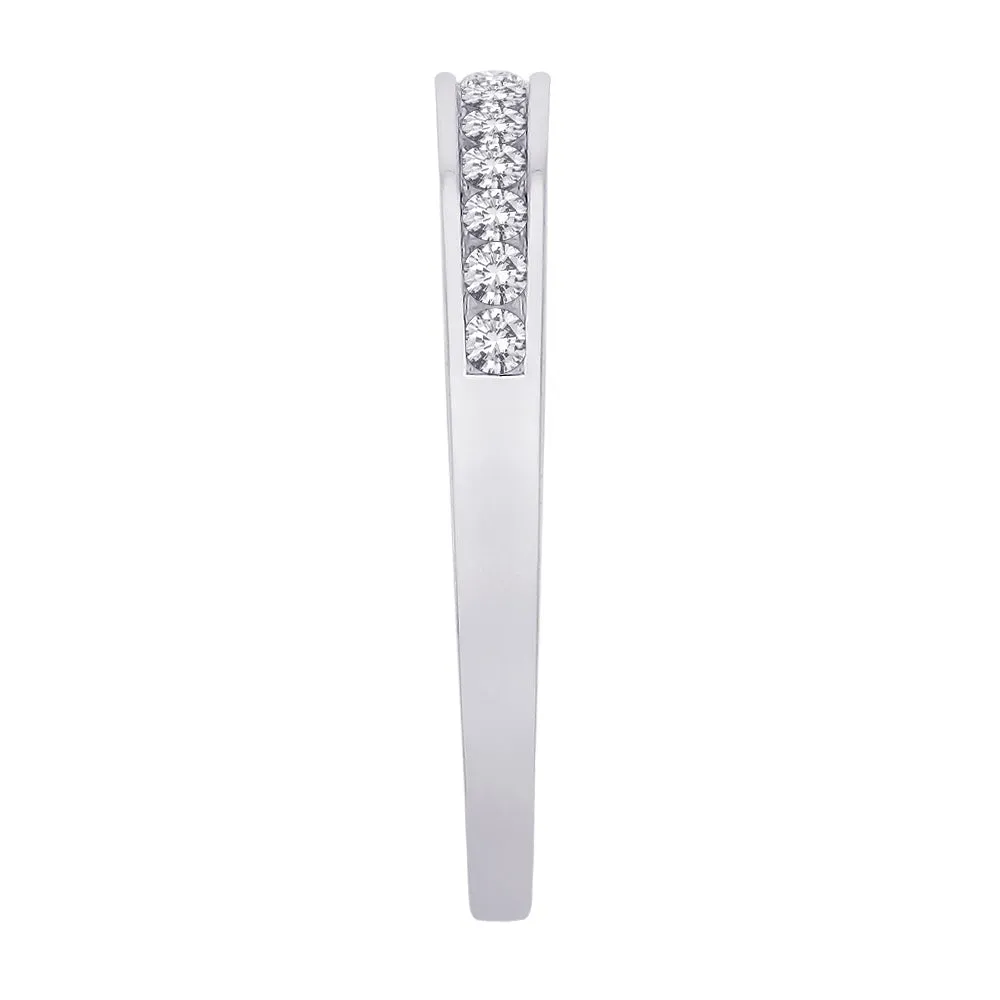 KATARINA 12-Stone Diamond Wedding Band (1/4 cttw)